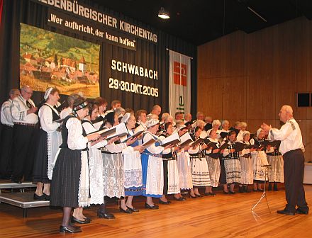 Mehrfach im Einsatz beim Siebenbrgischen Kirchentag in Schwabach: der Siebenbrger Chor Frth unter der Leitung von Reinhold Schneider. Foto: Hans-Werner Schuster