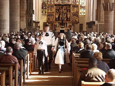 "Wer aufbricht, der kann hoffen", lautete die Losung des 29. Siebenbrgischen Kirchentages in Schwabach: Festgottesdienst in der evangelischen Stadtkirche. Foto: Christian Schoger