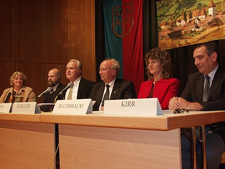 Engagiert gefhrte Podiumsdiskussion, von links nach rechts: Karin Servatius-Speck, Dr. Stefan Cosoroaba, Dipl.-Ing. Volker Drr, Dekan i.R. Hermann Schuller, Stadtrtin Hermine Buchsbaum und Pfarrer Norbert Kirr. Foto: Christian Schoger