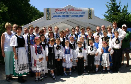 Die Kindertanzgruppe Nrnberg und die Nadescher Tanzgruppe beim Sommerfest in Schwabach. Foto: Kurt Folkendt