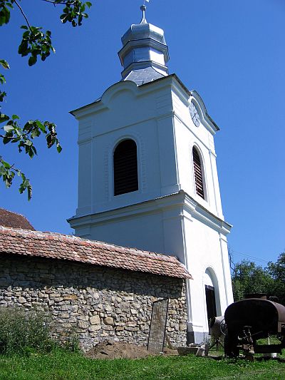 Der neu renovierte Kirchtum in Schweischer. Foto: Gerda Meyndt