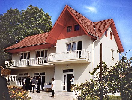 Die Gemeinschafts- und Begegnungssttte des Altenheims Schweischer wurde 1998/1999 aus Mitteln des Sozialwerks der Siebenbrger Sachsen e.V. gebaut. Foto: Peter Pastior