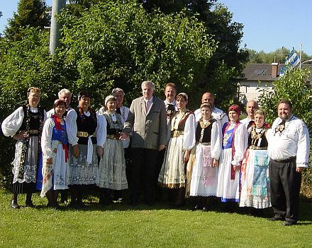 Siebenbrgische Tanzgruppe Ingolstadt trifft Bundesminister Horst Seehofer in dessen Heimatort Gerolfingen. Foto: Hilde Albrich