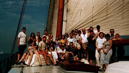 Alle Mann an Deck der Heesters nach erfolgreichem Segelsetzen. Foto: Andrea Zybarth