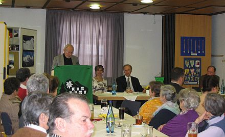 Der Festredner Hans Bergel, Ehrenvorsitzender der Sektion Karpaten des Deutschen Alpenvereins, bei der 20-jhrigen Jubilumsfeier in Geretsried. Foto: Grete Kraus