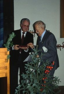Bundevorsitzender Volker Drr (links) berreicht dem Geografen und Pdagogen Gustav Servatius die Stephan-Ludwig-Roth-Medaille. Foto: Gnter Volkmer