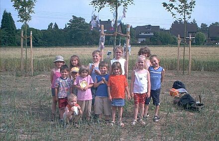 Settericher Kindertanzgruppe „Tanzmuse“ vor ihrer neu gepflanzten Rotbuche. Foto: Gabi Weber.