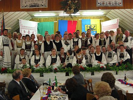 Schsische Trachtentrger der Kreisgruppe Setterich bei der 50-Jahr-Feier. Foto: Ruth Kuales.
