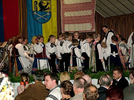 Die Kindertanzgruppe "Die Tanzmuse" trat beim Fest erstmals in siebenbrgisch-schsischer Tracht auf.