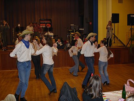  Mit dem Squaredance bewies die Tanzgruppe Setterich ihr Knnen.