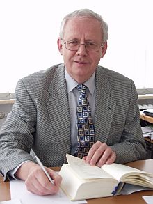 Dr. Stefan Sienerth bei seiner Arbeit in der Halskestrae 15 in Mnchen. Foto: Siegbert Bruss