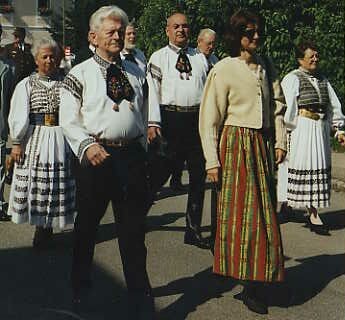 Ehrengste und Amtstrger der Landsmannschaft bei Festzug in Sierning, von links: Landespressereferentin Christine Morenz, Ehrenbundesobmann Dr. Fritz Frank, Bundeskulturreferent Mag. Klaus Wagner, Bundessozialreferent Johann Haitchi (Vcklabruck), Nachbarvater Michael Mller (Sierning), Pfarrerin Mag. Neubacher, Nachbarmutter Maria Haitchi (Vcklabruck). Foto: Petra Reiner