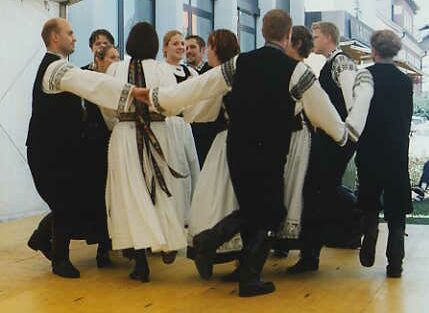 Brauchtumsgruppe Laakirchen erfreute mit siebenbrgischen Tnzen auf der Bhne des Festuzeltes. Foto: Petra Reiner