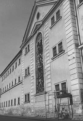 Hauptfassade des 1893 errichteten Hochsicherheitsgefängnisses (vor der Renovierung) in Sighetu Marmatiei, in dem heute Museum, Ausstellungs-, Arbeits-, Bibliotheks- und Versammlungsräume eingerichtet sind. Die Niederlassung ist heute die größte europäische Einrichtung für die Aufarbeitung kommunistischer Verbrechen.
