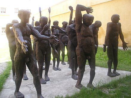 Skulpturengruppe von Aurel Vlad im Innenhof des Memorial Sighet.