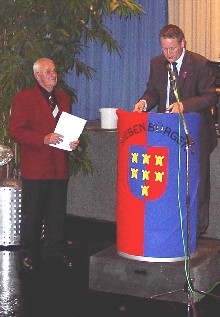 Oberbrgermeister Oliver Ehret (rechts) wrdigt Erich Simonis (links), den Vorsitzenden der Kreisgruppe Hegau-Singen.