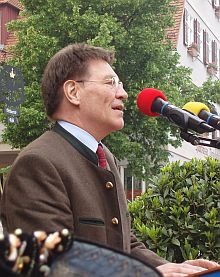 Staatsminister Eberhard Sinner, Leiter der Bayerischen Staatskanzlei, whrend seiner Ansprache beim Heimattag 2006 in Dinkelsbhl. Foto: Josef Balazs
