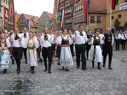 Ein berwltigendes Bild boten rund 130 Trachtenpaare beim Aufmarsch vor der Schranne. Foto: Gnther Melzer