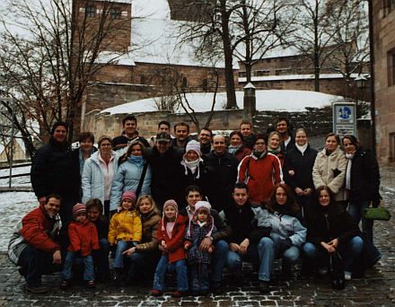 Mitglieder der SJD NRW und der Jugendtanzgruppe Stuttgart beim Weihnachtsmarktbesuch in Nrnberg vor der rtlichen Kaiserburg.