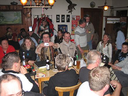 Frhliches Beisammensein in der Berghtte Schntalhof. Foto: Mathias Petri