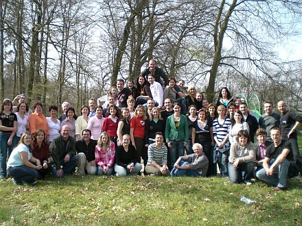 Die Teilnehmer des Vorbereitungsseminars in der Frhlingssonne vor der Jugendherberge Offenach. Foto: Helmut Klamer