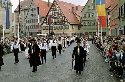 Bundesjugendleitung der SJD beim Trachtenumzug 2002 in Dinkelsbhl. Foto: Josef Balazs