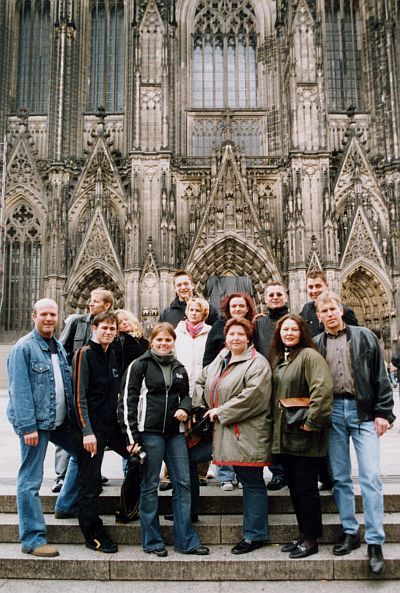 Mitglieder der Siebenbrgische-Schsischen Jugend in Deutschland (SJD) vor dem Klner Dom.