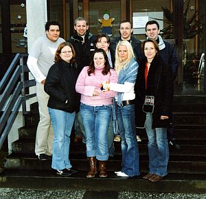 Landesjugendleitung der siebenbrgischen Jugend in Nordrhein-Westfalen, erste Reihe von links nach rechts: Sonja Dickstefes, Anja Bretz, Christiane Roth, Andrea Zybarth, zweite Reihe, von links: Michael Hilfenhaus, Wolfgang Bretz, Heike Mai, Hubert Ernst und Winfried Gllner. Foto: Rainer Lehni