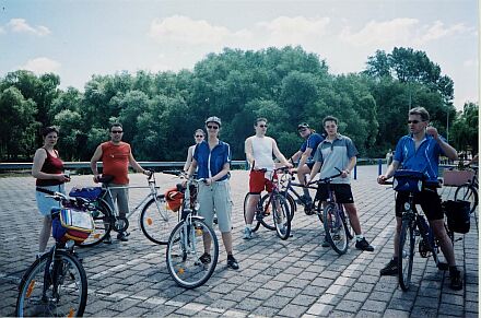 Mitglieder der Tanzgruppe Nieder-Olm bei Fahrradtour der SJD durch Rheinhessen, v.l.n.r.: Rosina Probsdorfer, Hans Probsdorfer, Heide Probsdorfer, Melitta Bottesch, Ortwin Bachmann, Horst Bottesch, Kurt Bachmann, Stephan Roth. Foto: Inge Knoll