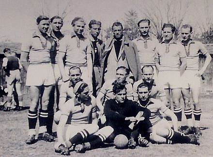 Spartac Kronstadt 1949, stehend von links: Volkmar Krestel, Heinz Krestel, Rolf Kartmann, unbekannter Funktionär, Abteilungsleiter Bela Imre, Walter Schmidt, Heinrich Schuller, Gerhard Heichel; hockend: Kurt Vogel, Hermann Hänsel, Horst Zink; sitzend: Harald Schmidts, Artur Jurak und Georg Salmen.
