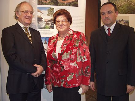 Ausstellungserffnung im Bayerischen Landtag, von links: Generalkonsul Mihai Botorog, Vizelandtagsprsidentin Barbara Stamm und Abgeordneter Ovidiu Gant. Foto: Petra Reiner