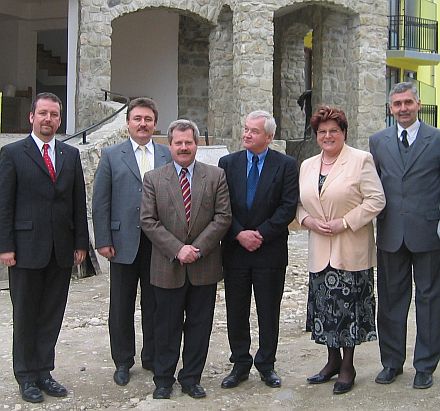 Saxonia-Besichtigung in Rosenau: von links nach rechts: bayerischer Landesvorsitzender Dr. Bernd Fabritius, Oberamtsrat Uwe Fabritius (bayerisches Arbeitsministerium), Saxonia-Geschftsfhrer Karl Arthur Ehrmann, RA Winfried Birkner, Landtagsvizeprsidentin Barbara Stamm und Daniel Thellmann, stellvertretender Vorsitzender des Siebenbrgenforums.