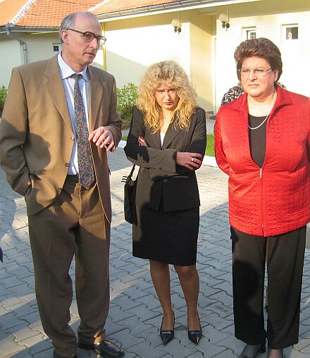 Die Rumnienbeauftragte (rechts) mit Martin Bottesch, Vorsitzender des Hermannstdter Kreisrates, im Heim fr behinderte Kinder des Kreises Hermannstadt.