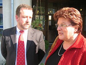 Dr. Barbara Stamm und Dr. Bernd Fabritius im Altenheim ‚Carl-Wolff‘ in Hermannstadt.