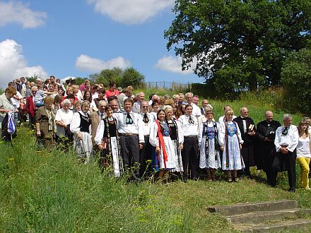 Steiner Treffen: Gruppenaufnahme nach dem Besuch des Friedhofs, im Bild Altdechant Klaus Daniel neben Pfarrer Siegmar Schmidt (rechts). Foto: Paul Schuster