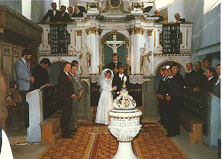 Altar mit den Aposteln Petrus und Paulus in der Steiner Kirche, hier eine Aufnahme von einer Hochzeit 1986. Foto: Martin Guist