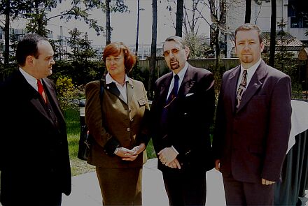 Bayerische Delegation in Bukarest, von links nach rechts: der rumnische Unterstaatssekretr Ovidiu Gant, Bayerns Sozialministerin Christa Stewens, der deutsche Botschafter in Bukarest Dr. Armin Hiller und der Vorsitzende der Landesgruppe Bayern der siebenbrgischen Landsmannschaft, Bernd Fabritius.