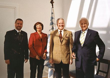 Empfang beim bayerischen Ministerprsidenten Edmund Stoiber (rechts), von links: Bernd Fabritius, Christa Stewens und Volker Drr.