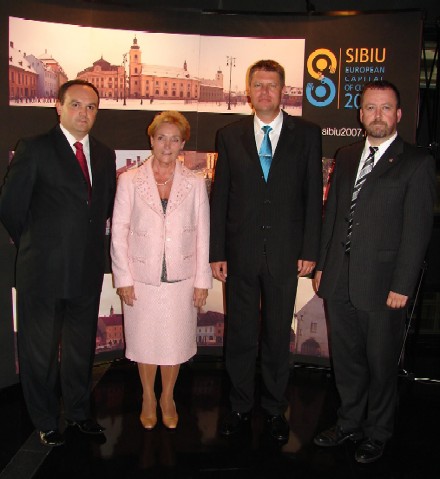 Erffnung der Fotoausstellung im Europischen Parlament in Straburg am 5. September 2006, von links nach rechts: DFDR-Abgeordneter Ovidiu Gant, MdEP Erna Hennicot-Schoepges, Luxemburgs Kulturministerin a.D., Brgermeister Klaus Johannis und Dr. Bernd Fabritius, stellvertretender Bundesvorsitzender der siebenbrgischen Landsmannschaft. Foto: P. Baumgartl