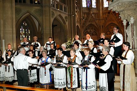 Der Chor der Kreisgruppe Stuttgart gestaltete erstmals siebenbrgischen Gottesdienst mit unter der Leitung von Gernot Wagner. Foto: Uli Krautmann