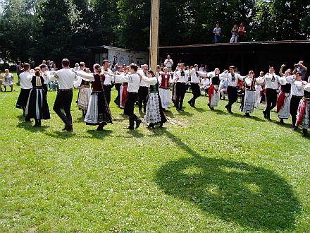 Erstes Kronenfest in Stuttgart: Aufmarsch der Jugendtanzgruppe Stuttgart und der Tanzgruppe Nieder-Olm. Foto: Katharina Fleischer