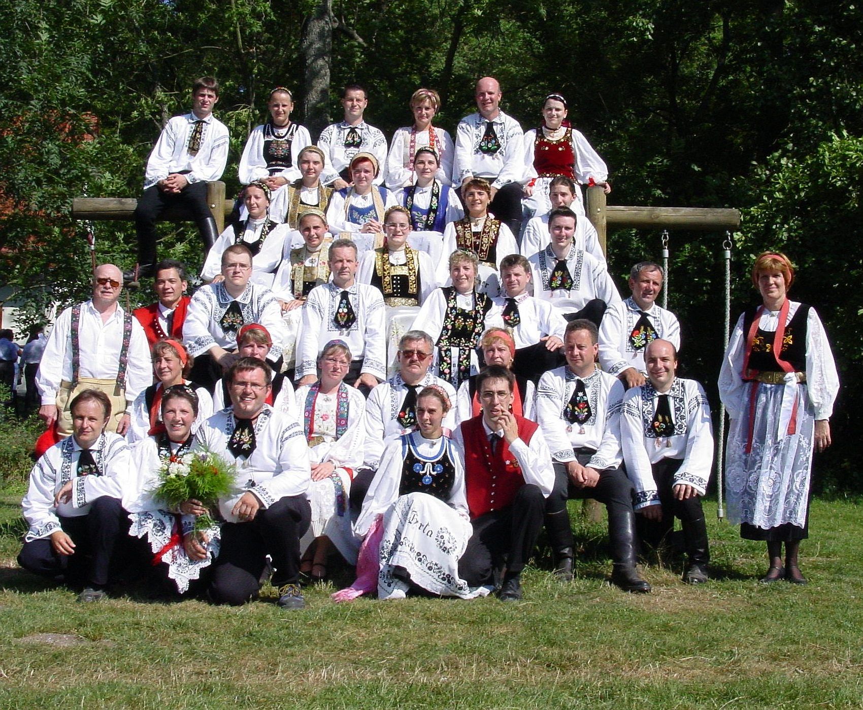 Zahlreiche Trachtentrger gestalteten das Kronenfest in Stuttgart mit. Foto: Harry Roth