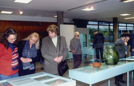 Interessierte Besuchergruppe vor einer Ausstellungsvitrine