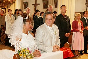 Traumhochzeit im Bayerischen Wald: Susan Schubert und Dirk Haasler. Foto: L. Erdmanski