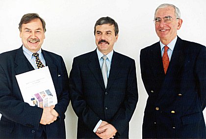 Rumnien-Tagung auf der Systems-Messe in Mnchen, von links nach rechts: Wolfgang Limbert, GTZ-Koordinator in Bukarest, der rumnische IT-Minister Dan Nica und Dr. Joachim Enlin, Geschftsfhrer der Messe Mnchen.