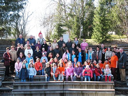 Die Teilnehmer der ersten bundesweiten Tagung der Kindertanz- und Trachtengruppen aus Sdosteuropa. Foto: Sigrid Schenker