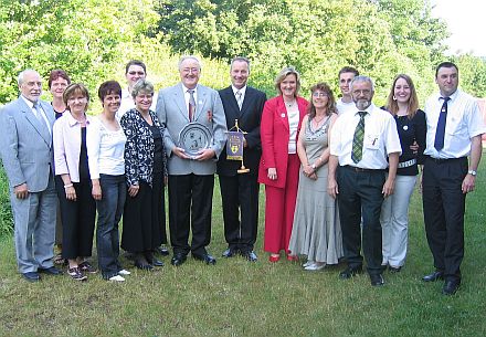 Der neu gewhlte Vorstand der Tartlauer Nachbarschaft in Deutschland, von links nach rechts: Michael Konnerth (Wahlleiter), Christa Trk, Margot Salmen, Heidrun Haydo, Siegfried Thieser, Rosi Plontsch, Michael Trein (Alt-Nachbarvater), Hermann Junesch (Nachbarvater), Heidrun Trein, Irmgard Hermann, Heinz Lx, Paul Salmen, Christiane Copony und Sigmar Bruss. Foto: Dr. Wolfgang J. Trein