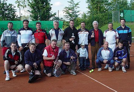Tennisturnier beim Heimattag 2006, Gruppenfoto: in der Mitte mit dem groen Pokal Dr. Christoph Hammer, mit dem kleinen Pokal Johann Schuller.