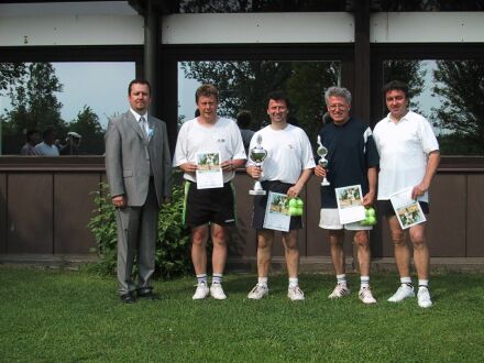 Siegerehrung beim ersten siebenbrgischen Tennisturnier in Dinkelsbhl, von links nach rechts: Bernd B. Fabritius, stellvertretender Bundesvorsitzender der Landsmannschaft der Siebenbrger Sachsen in Deutschland, Johann Schuster. Pop Leonte-Ionel , Friedrich Bardon und Ludwig Groffner.