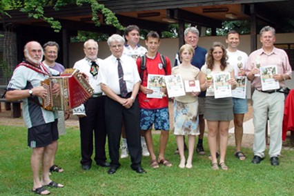 Siegerehrung beim siebenbrgischen Tennisturnier 2003 in Dinkelsbhl, von links nach rechts: Georg Beck, Hubertus Schmidt, Michael Konnerth, Johann Imrich, Ludwig Groffner, Leo Pop, Jennifer Mller, Stefanie Mller,Friedrich Bardon, Ionel Pop und Georg Schuster.